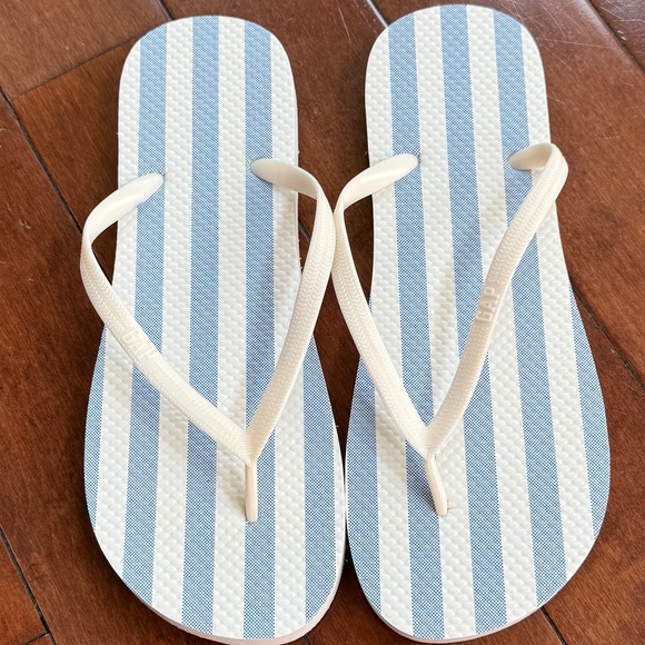 NWOT Gap Women's Blue & White Stripe Printed Flip Flop Sandals, size 9-10 - Picture 3 of 8
